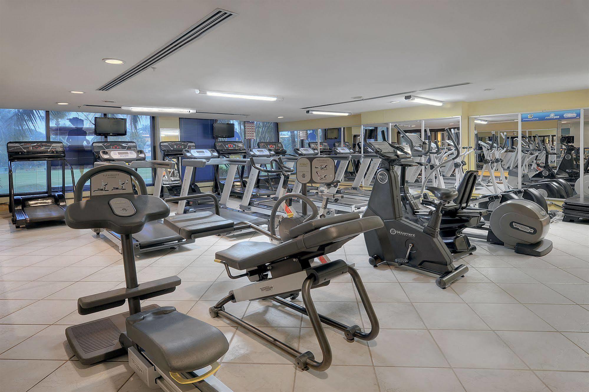 德维尔萨尔瓦多高级酒店 外观 照片 A gym at the hotel
